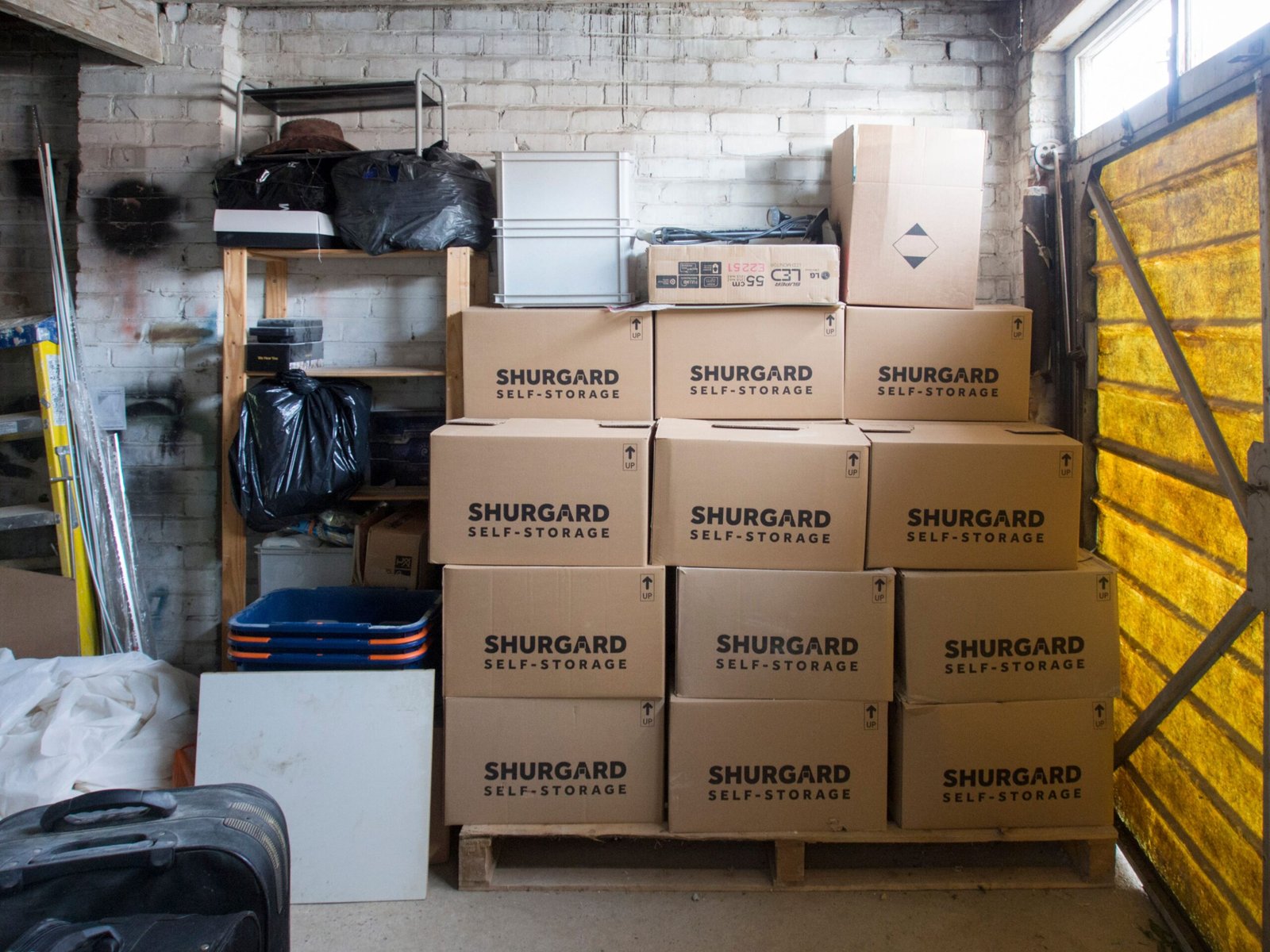 Long-distance moving and storage services for household belongings